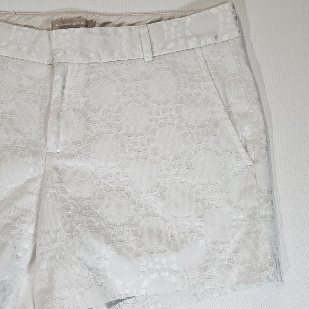 Banana Republic Jacquard Shorts Womens Size 10 White Textured Geometric Bermuda - Picture 3 of 6